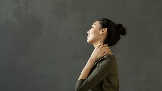 Vrouw met nekpijn heeft behoefte aan dry needling