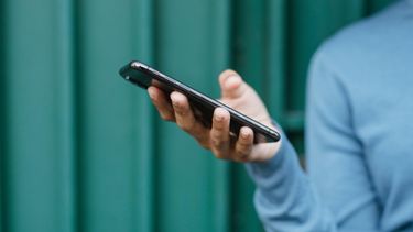 smartphone in vrouwenhand