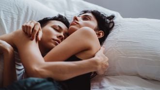twee vrouwen in bed knuffelend