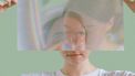 vrouw met een reflectie van zichzelf in een glazen papier