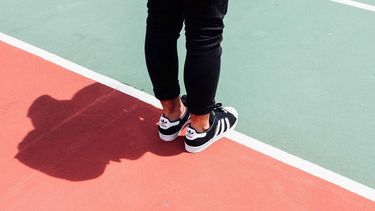 man op tennisbaan