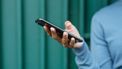 smartphone in vrouwenhand