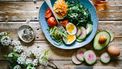bord met ei, groente en avocado