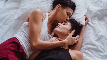twee vrouwen verliefd in bed