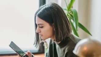 Meisje op telefoon die misschien praat met iemand die haar wil ghosten.
