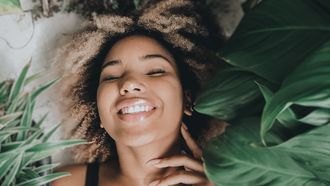 vrouw doet aan oil pulling